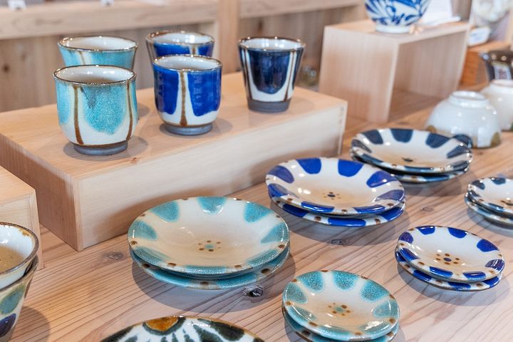 器やガラスも販売。ギフトにもおすすめ