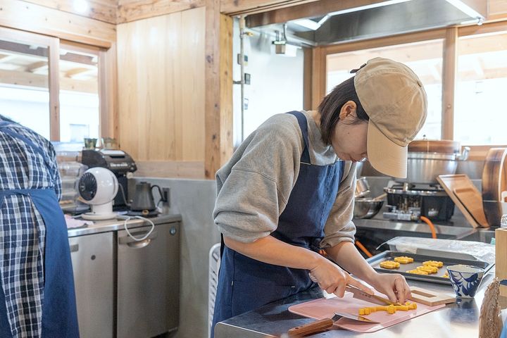 定休日に仕込みをするスタッフ