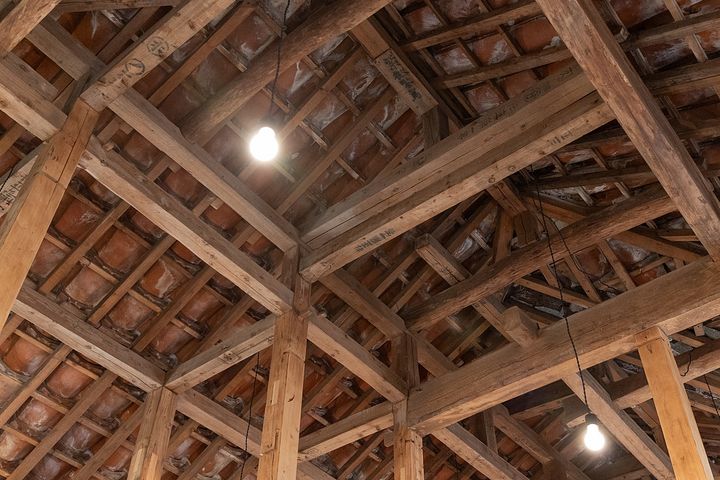 天井はあえてむき出しに