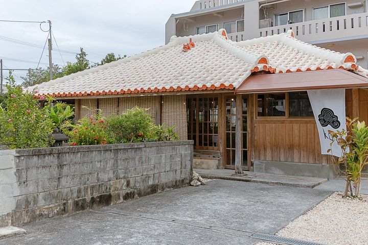 2024年8月に八重瀬町にオープン。琉球菓子とお茶が楽しめる古民家カフェ