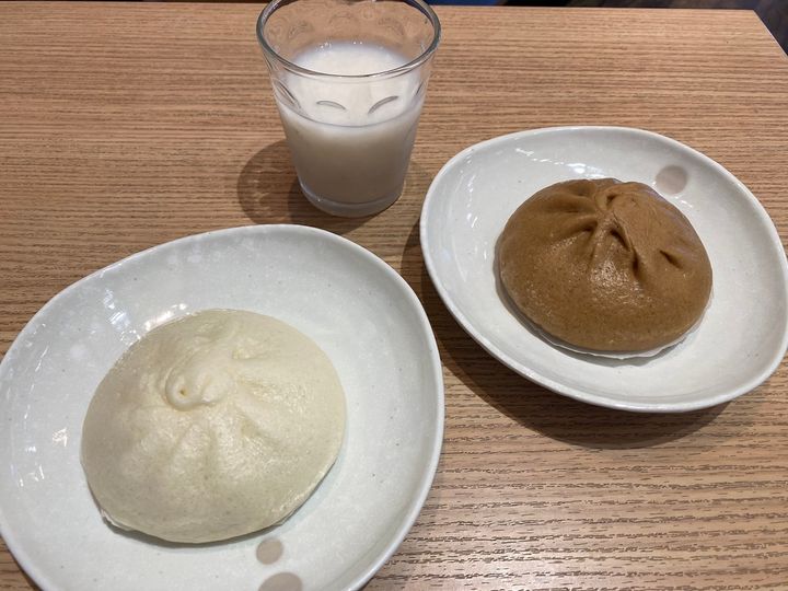 「みそ豚まん」・「甘酒糀あんまん」各360円と「甘酒」250円