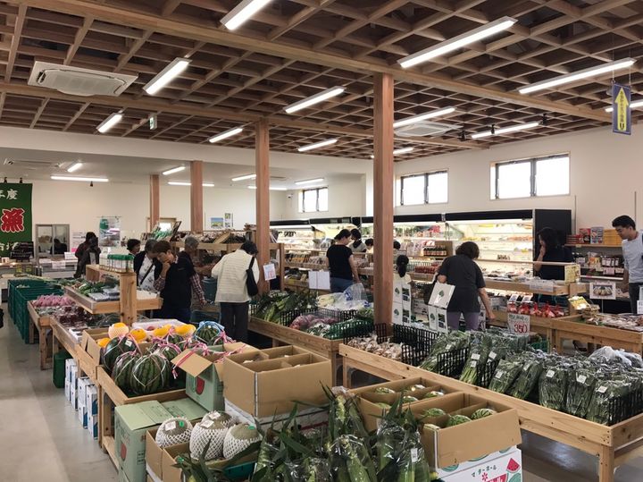 地域の方々も新鮮な食材を求めて訪れる