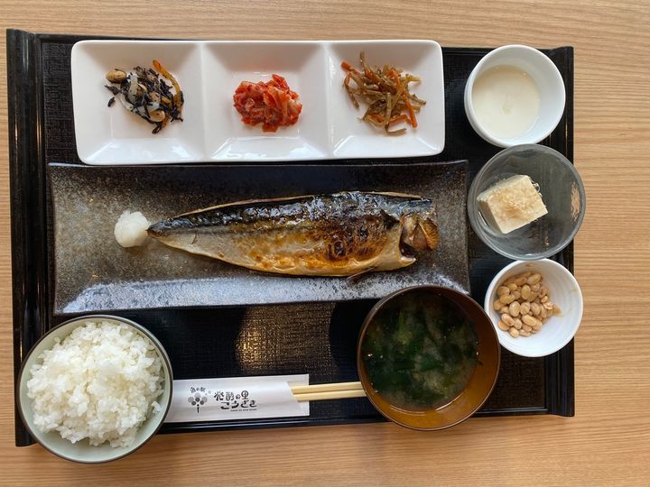 鯖の塩麹発酵セット1130円。付け合わせの納豆は「こうざき納豆」