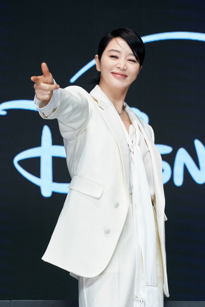 キム・ヘス、白スーツ姿が美しすぎる…！『トリガー ニュースの裏側』制作記者会見に登場