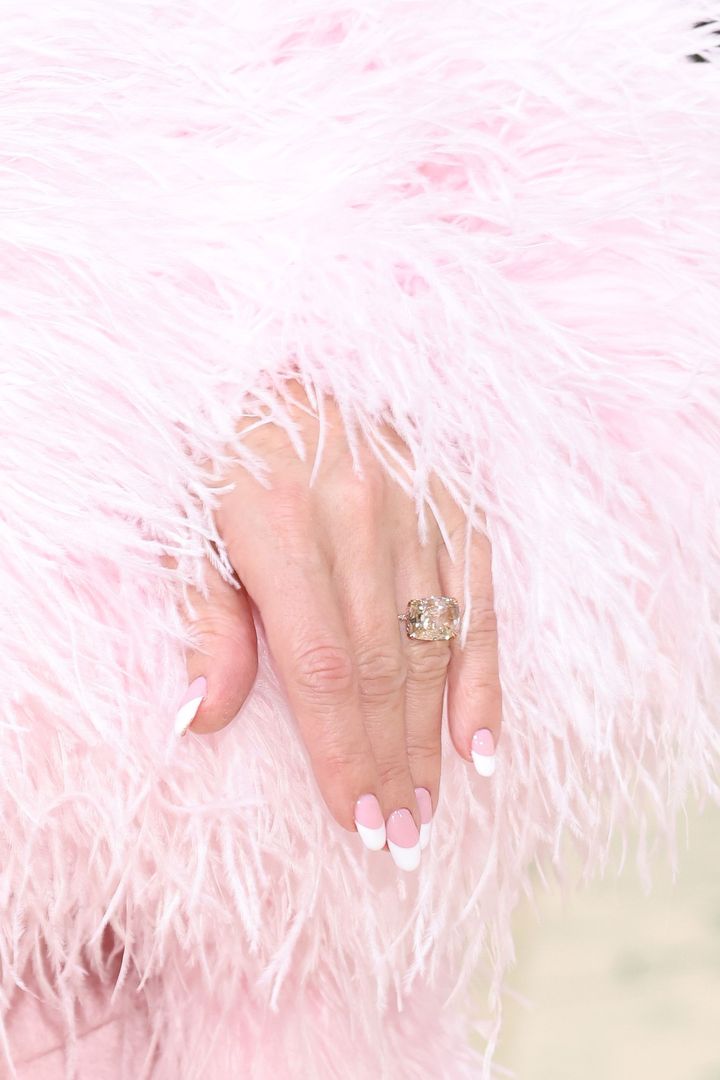 イースト・ウェストセッティングのエンゲージリングを持つもう一人のセレブ“ケイト・ハドソン”。彼女の指輪は6〜8カラットと噂されている。