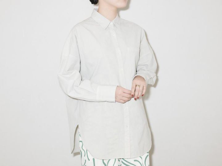 画像: スタイリングにクールな印象をもたらす、グレイッシュなセージ色のシャツ 出典：アーバンリサーチ