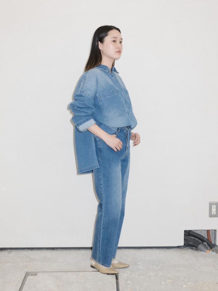 画像: ボタンを開けるだけでなく、袖のロールアップでマニッシュになりがちなデニムセットアップのスタイリングに女性らしさを 出典：アーバンリサーチ