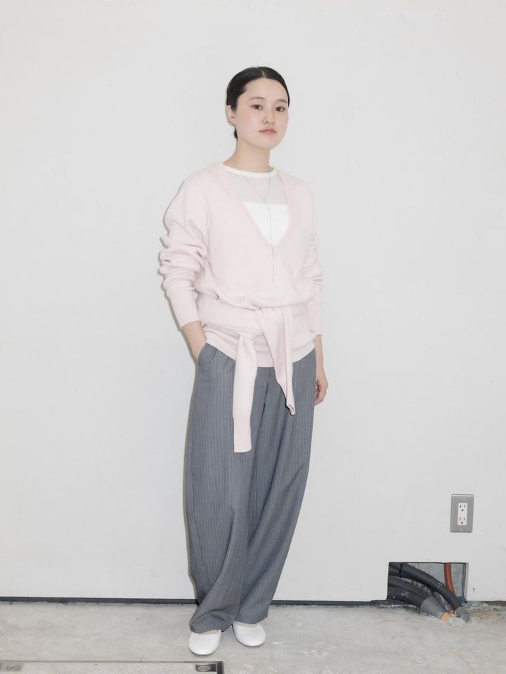 画像: Vネックチュニックニット￥15,400、腰に巻いたクルーネックニット￥12,100、スラックス￥14,300すべて【アーバンリサーチ】 ネックレス￥68,200【デコール】 その他／本人私物 出典：アーバンリサーチ