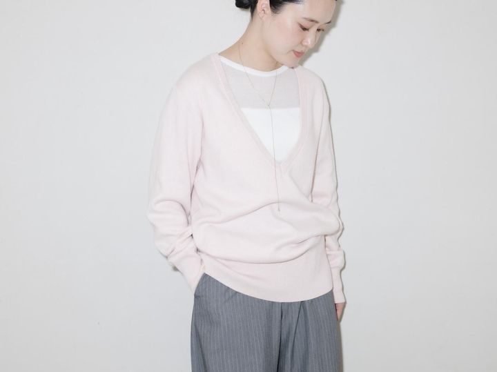 画像: Vネックニットは長めの丈のため、ブラウジングして丈を調整できます 出典：アーバンリサーチ