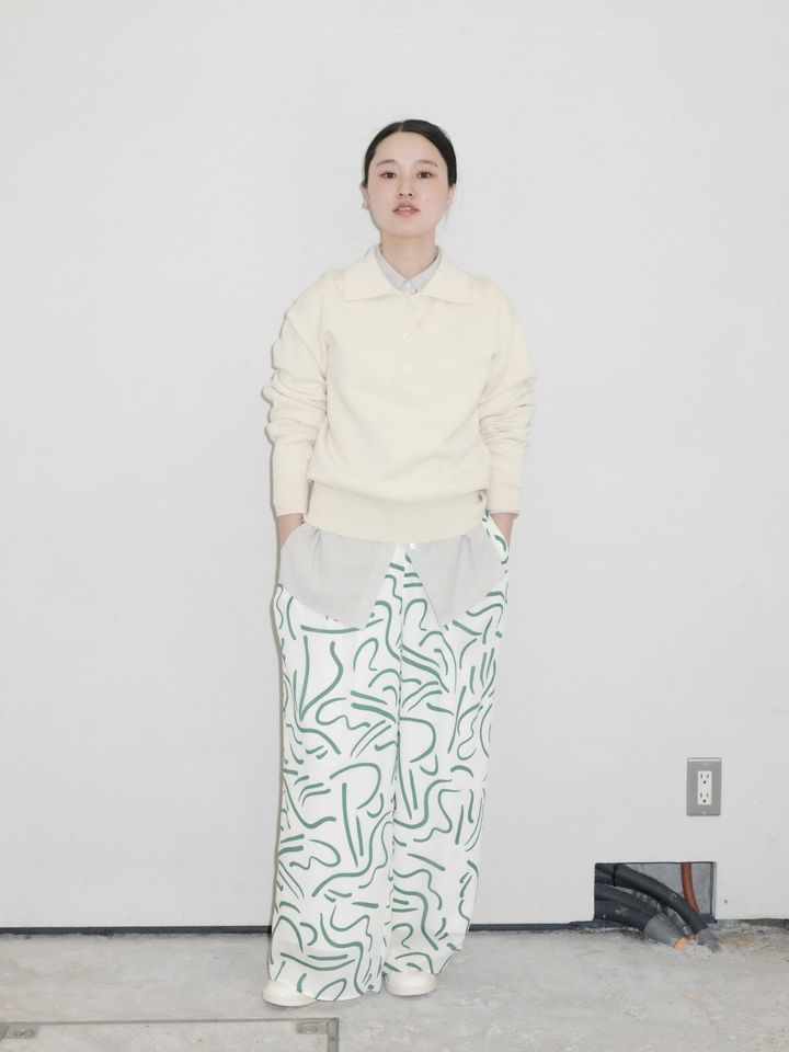 画像: シャツカラーニット￥14,300、下に着たシャツ￥16,500、パンツ￥15,400すべて【アーバンリサーチ】 スニーカー￥19,800【アディダス】 出典：アーバンリサーチ