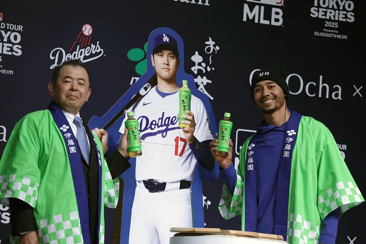 伊藤園の本庄周介副社長と、ドジャースのムーキー・ベッツ（撮影：SPREAD編集部）