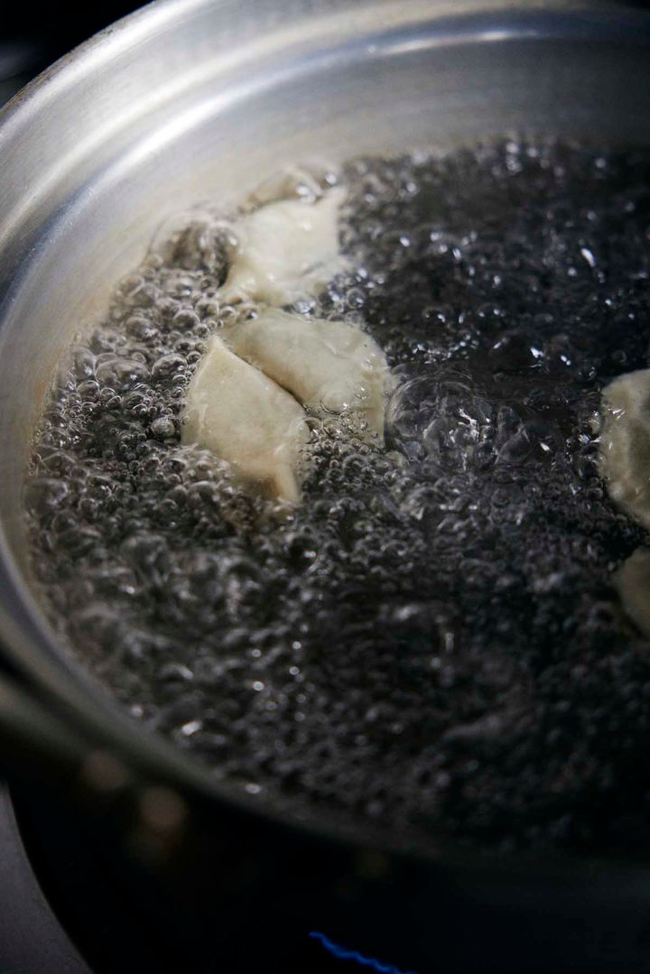 餃子を茹でる様子