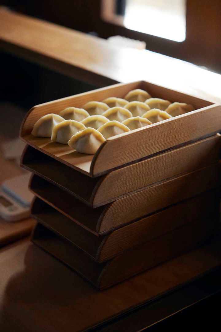 木箱に並ぶ包たての餃子