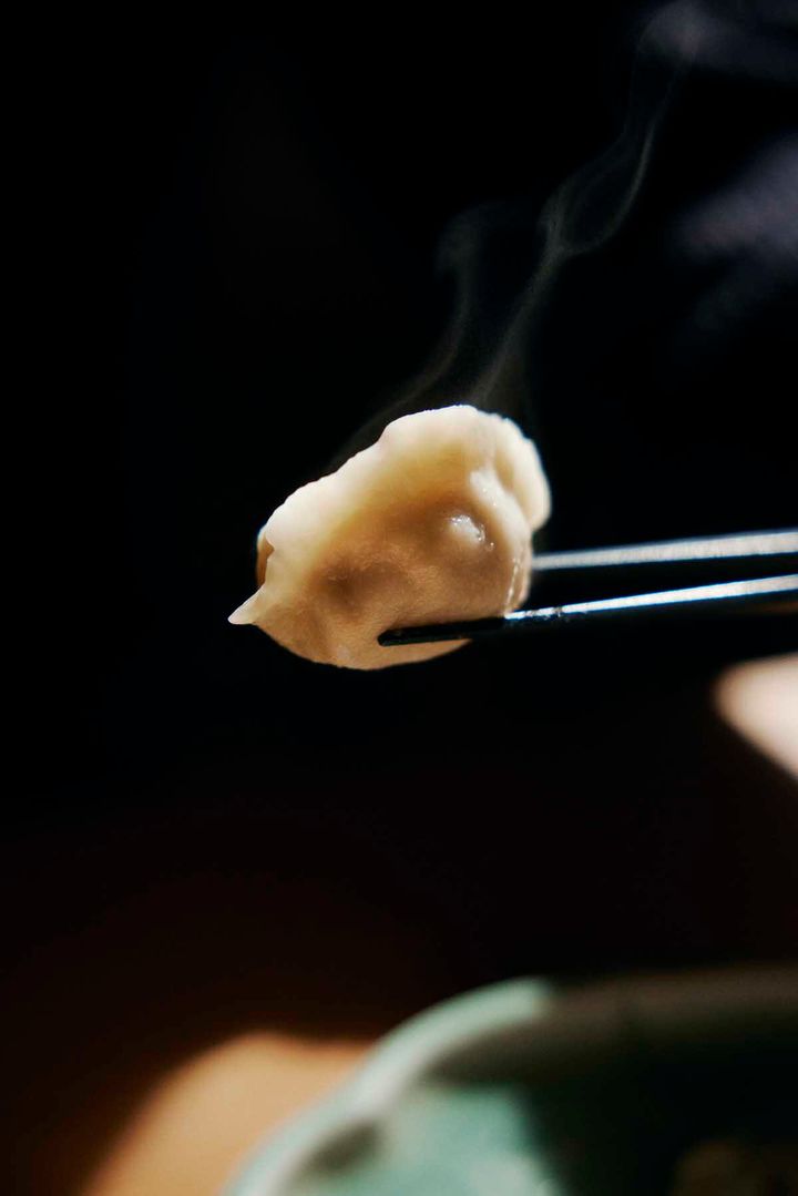 湯気が上がる餃子