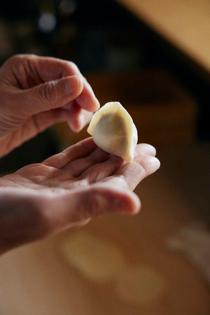 餃子を包む様子