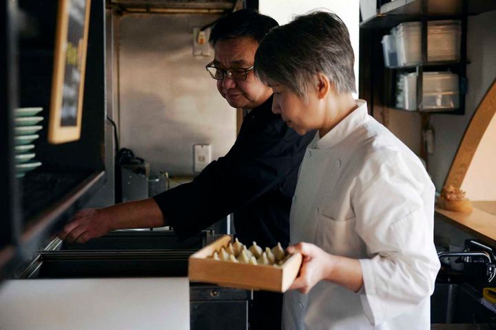 弟さんと二人で餃子を焼く様子