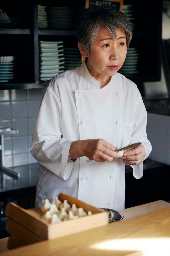 餃子を包む吉村さん