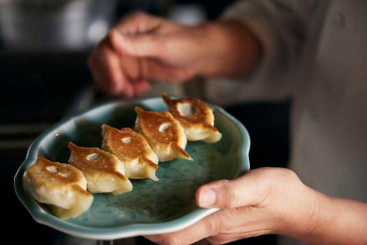 盛り付けられた焼き餃子