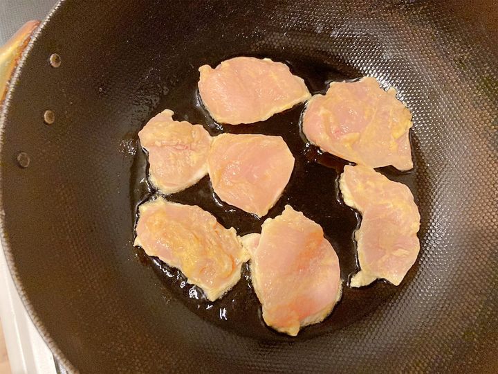 鶏胸肉をフライパンで焼く