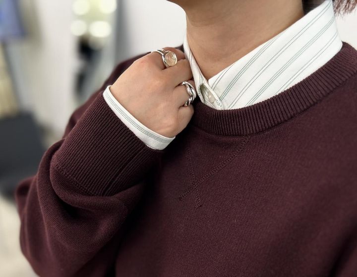 画像: 【UNIQLO：C】スムースコットンクルーネックセーター（ウィメンズMを着用）¥3,990、【UNIQLO and JW ANDERSON】オックスフォードシャツ（ウィメンズMを着用）¥2,990 www.uniqlo.com