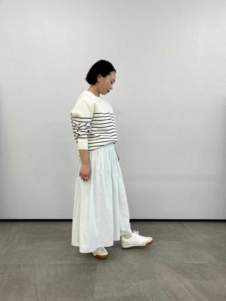 画像: 【UNIQLO】ウォッシャブルミラノリブクルーネックセーター（男女兼用Mサイズ着用）¥3,990、ボリュームギャザースカート（ウィメンズMサイズ着用）¥3,990 ※林田さんの身長：155㎝ www.uniqlo.com