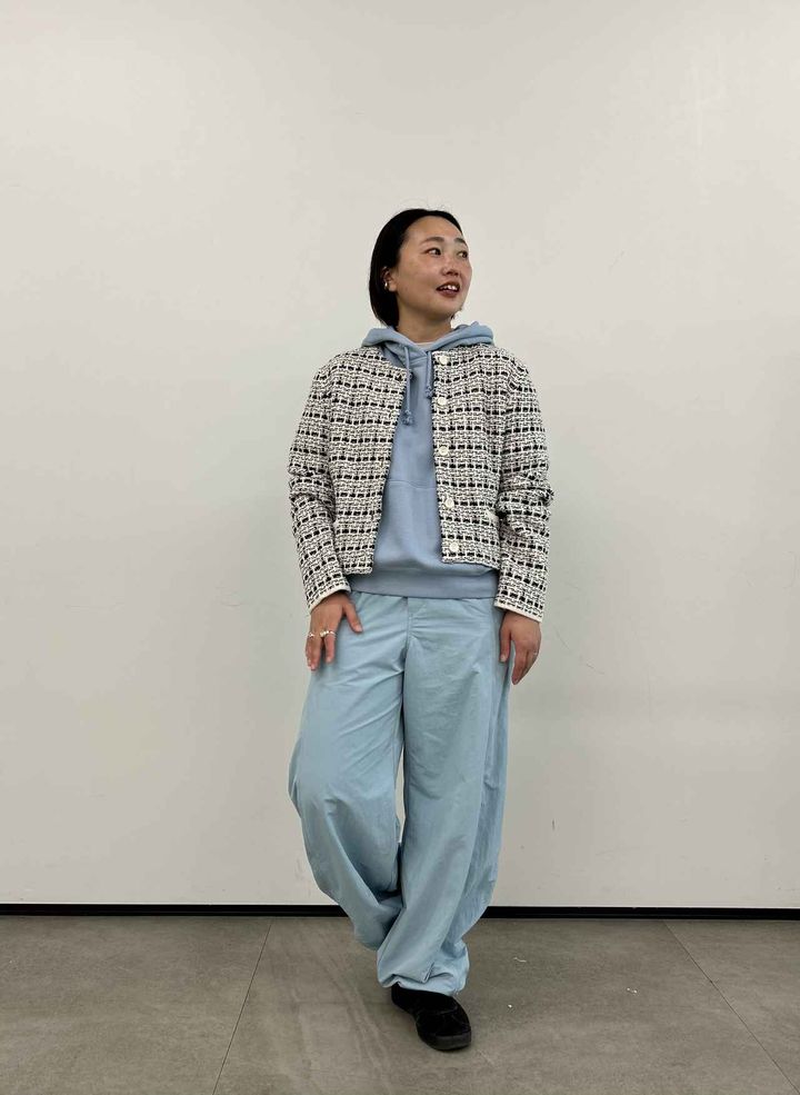 画像: 【UNIQLO】ニットショートジャケット¥3,990、スウェットノースリーブパーカ¥2,990、ギアパンツ（ウィメンズM着用）¥3,990 ※林田さんの身長：155㎝ www.uniqlo.com