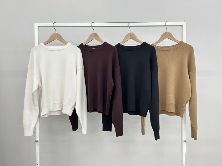 画像: 【UNIQLO：C】スムースコットンクルーネックセーター（ウィメンズ）各¥3,990 www.uniqlo.com