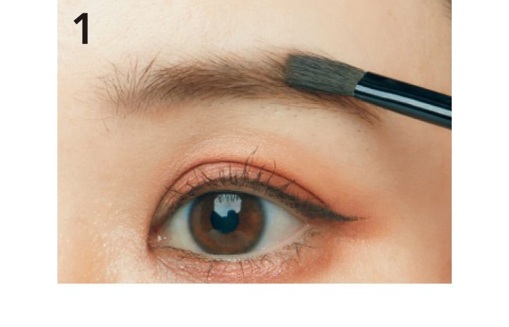 １Aの右2色をブラシにとり、眉頭の下辺→眉山へと動かす。