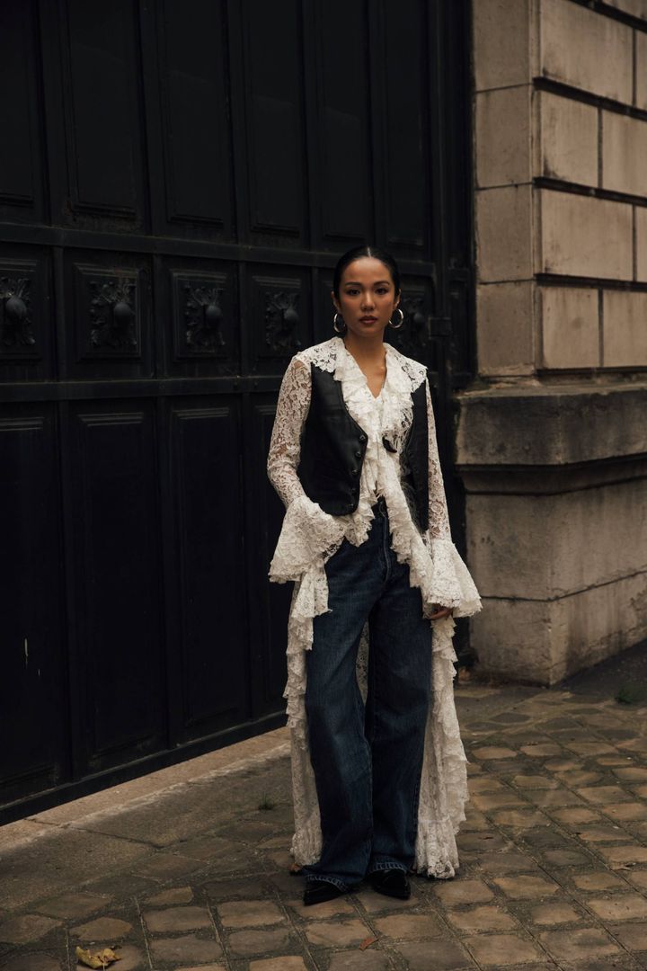 スナップ常連のヨーヨー・カオは、ロングレースのブラウスにレザーのベストで昔ながらのヴァンプ・ルックを想起させる。