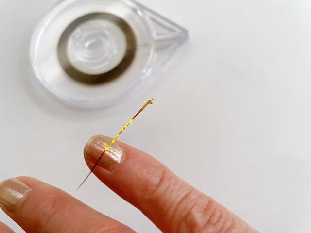 ダイソー ネイルラインテープを貼っているところ