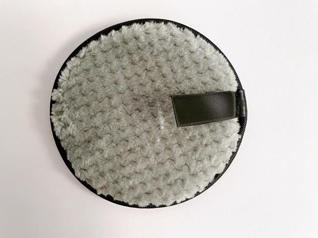 ダイソーの「水、ぬるま湯だけでメイクが落とせる メイク落としパフ」