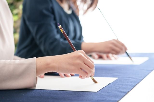 書道教室 書道をする女性2人の手元