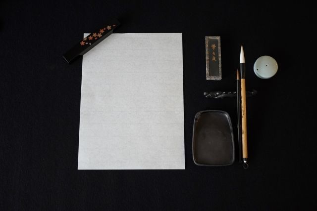 書道に必要な道具 半紙、筆、下敷き、文鎮、硯など