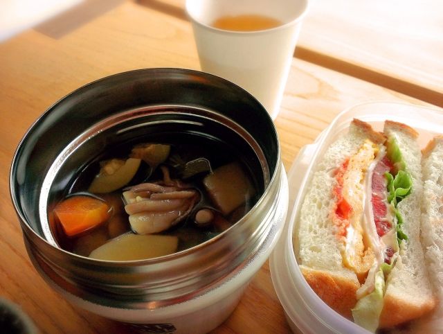 お昼のお弁当イメージ サンドイッチとスープジャーに入ったスープ