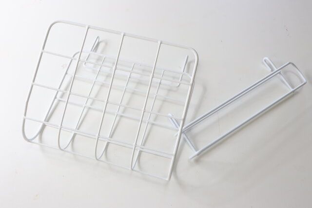 セリアのワイヤー マガジンラック ホワイトとワイヤー マルチホルダー ホワイト