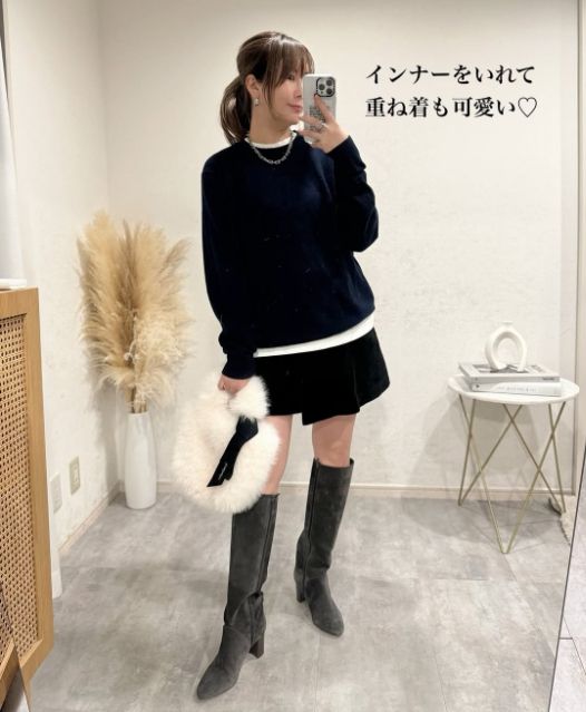 ネイビーのカシミヤクルーネックセーターを着たコーデ