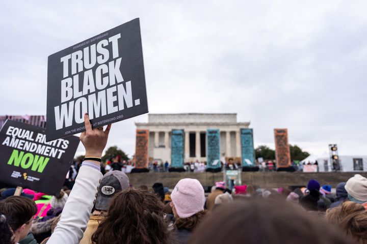 18日（現地時間）、ワシントンD.C.のリンカーン記念堂で行われたピープルズ・マーチの集会に集まる人々。