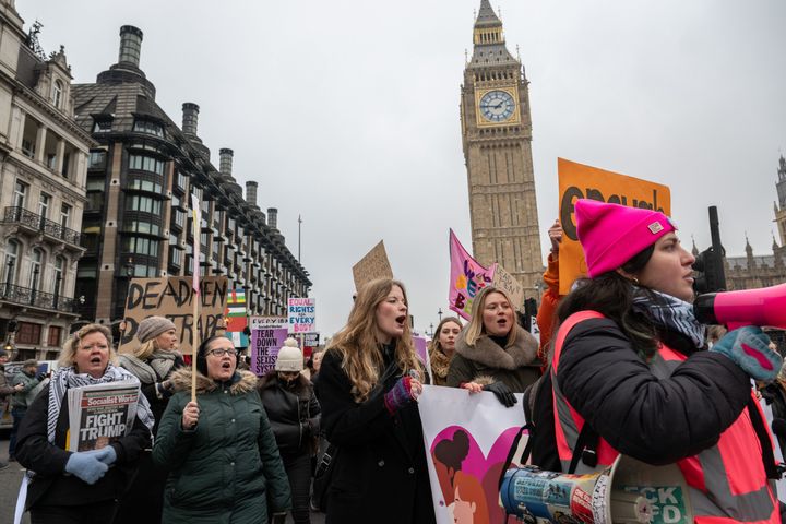 18日（現地時間）、トランプ大統領の2期目就任式を前に英ロンドンで行われたウィメンズ・マーチ。ウィメンズ・マーチ運動は、トランプ最初の就任式後の2017年にワシントンDCで開始された。女性の権利と平等のために立ち上がっている。
