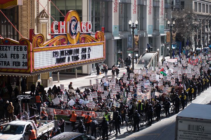 20日（現地時間）、トランプ大統領就任に反対するデモがシカゴのダウンタウンを行進。「ICEはもういらない」「民主主義を守れ」と書かれた看板を掲げる。※ICE（Immigration and Customs Enforcement）＝米移民・関税執行局