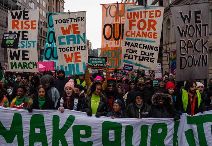18日（現地時間）、トランプ大統領の就任式に先立ちワシントンD.C.で抵抗のウィメンズ・マーチを行う市民たち。