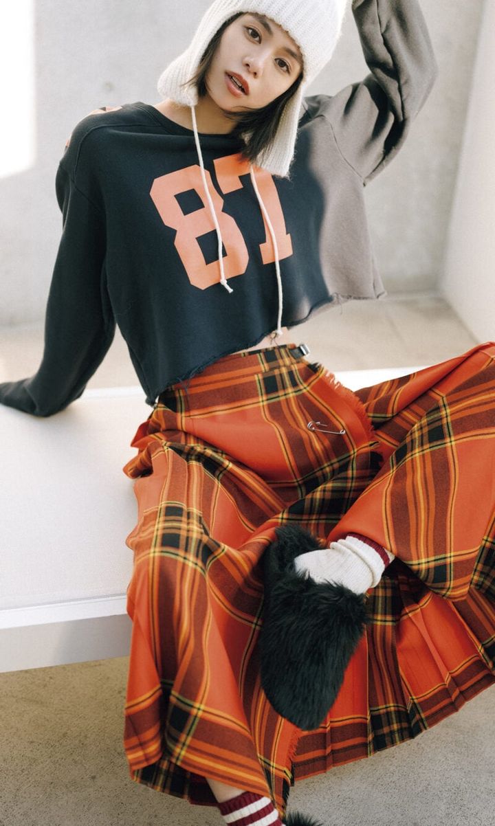 プルオーバー￥28,600（シー／エスストア） スカート￥34,980（オニール オブ ダブリン）、ニットキャップ￥7,920（ステュワート オースティン／ともにセムインターナショナル） ソックス￥1,320（靴下屋／タビオ） シューズ￥18,700（マリブサンダルズ／シードコーポレーション）