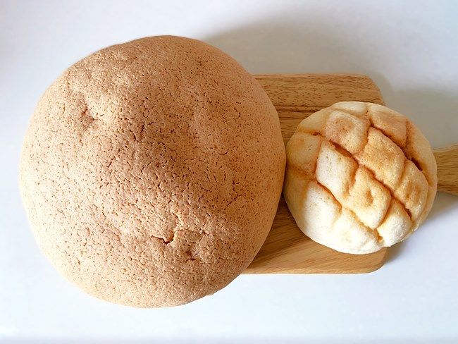 ロピア モンスターメロンパン 比較