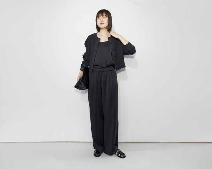 画像: ワッフルショートカーディガン／上の写真と同じ・サテンキャミソール￥14,300・サテンパンツ￥19,800（FRAMeWORK）・バッグ￥96,800【3月上旬入荷予定】（〈BEA MOMBAERS〉FRAMeWORK）・靴￥30,800【3月上旬入荷予定】（〈CORSO ROMA〉FRAMeWORK）