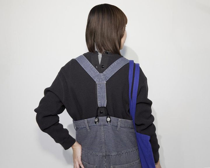 画像: カーディガンの前後を逆にしてひと癖利かせたスタイリングに