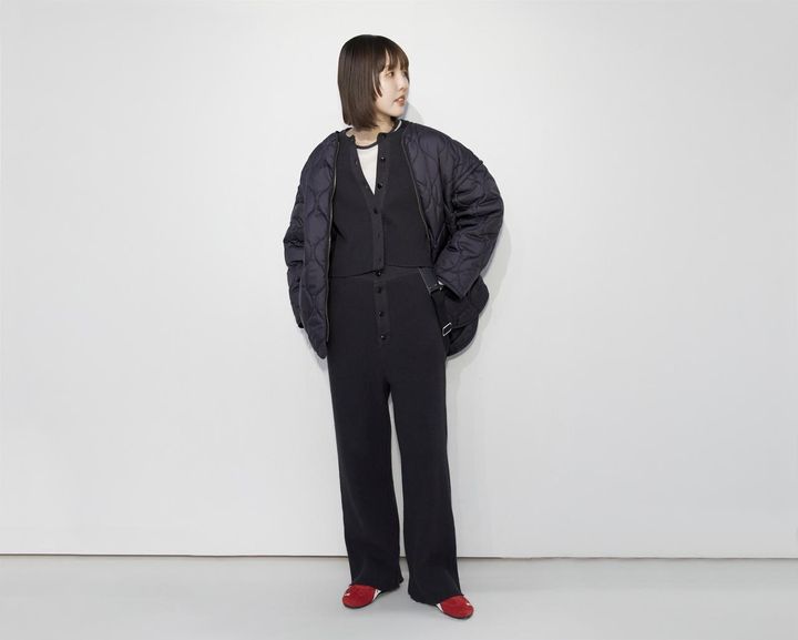 画像: ワッフルショートカーディガン・ワッフルサスペンダー付きパンツ／上の写真と同じ・ブルゾン￥35,200・シアーインナー￥11,000（FRAMeWORK）・靴￥14,300（〈PUMA〉FRAMeWORK） baycrews.jp