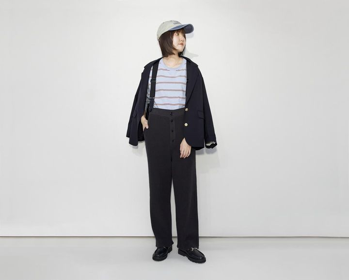 画像: ワッフルサスペンダー付きパンツ／上の写真と同じ・テーラードジャケット￥42,900・中に着たロンT￥13,200（FRAMeWORK）・靴￥18,700（〈REMME〉FRAMeWORK）・キャップ【4月中旬入荷予定】￥8,580（〈American Local Souvenir〉FRAMeWORK）