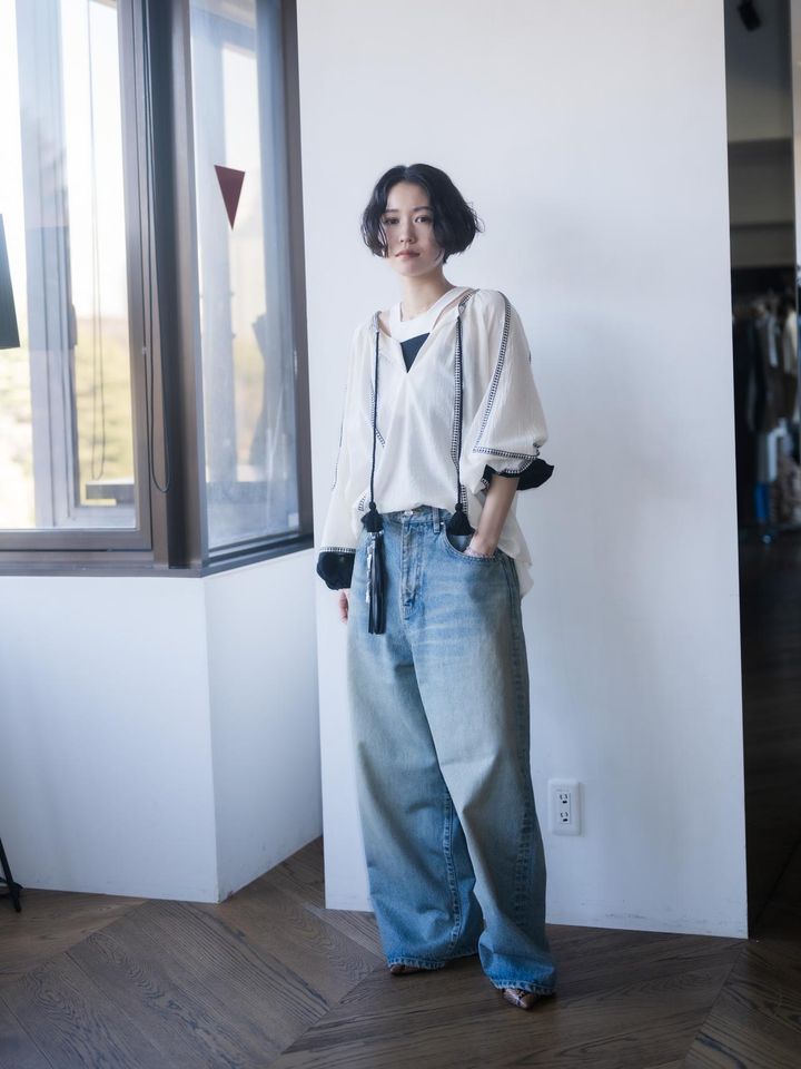 画像: ブラウス￥37,400【デボーション ツインズ】 中に着たインナー￥23,100【ケイル】 デニムパンツ￥38,500【アストラット】 チャーム￥26,400【イウエン マトフ】 その他／本人私物 出典：ユナイテッドアローズ