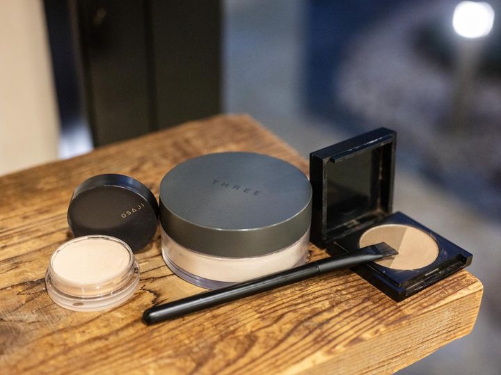 画像: 左から「オサジ ニュアンス スキンエフェクター 02」、「スリー アルティメイトダイアフェネス ルースパウダー 01」、ブランド名不明のブラシ、「アニヴェン アイブロウパウダー bp-01 light」／すべて本人私物 出典：ftn