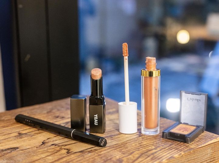 画像: 左から「ウズ アイオープニングライナー 7」、「ヨウ グリマー スキンスティック 02」、「トーン ペタル リキッド アイシャドウ 06」、「セルヴォーク ヴォランタリー アイズ 27」／すべて本人私物 出典：ftn