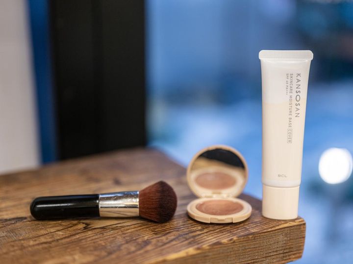 画像: 左から、ブランド名不明のブラシ、「ラ ボ ドゥ ジェム ジェミニー チーク アンド アイ ce-01」、「乾燥さん 保湿力スキンケア下地 カバータイプ」／すべて本人私物 出典：ftn